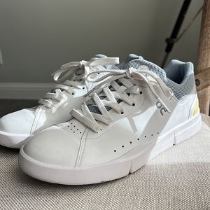 On running the roger advantage sneaker